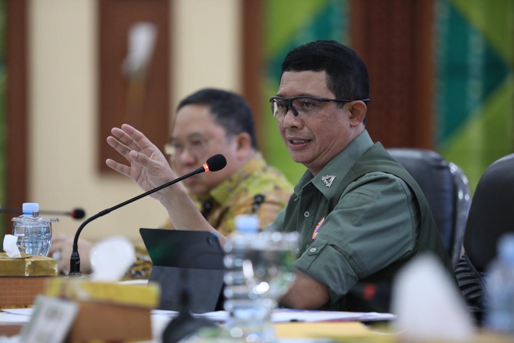 Kepala Badan Nasional Penanggulangan Bencana (BNPB) Letjen TNI Suharyanto S.Sos., M.M., memimpin Rapat Koordinasi dan Evaluasi Penanganan Karhutla di Kalimantan Selatan untuk mendukung upaya pemerintah daerah beserta seluruh jajaran forkopimda dalam mengendalikan kebakaran hutan dan lahan (karhutla) di Kalimantan Selatan pada hari Kamis (21/9).